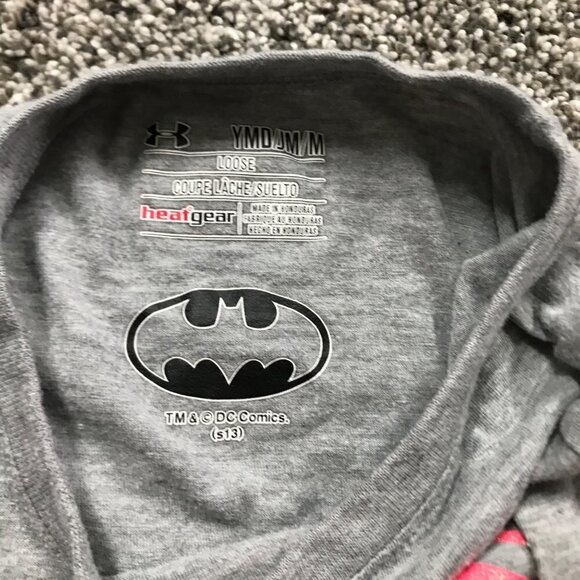 Under Armour Heat Gear Loose Fit Gray Batman T-Shirt Youth Girl's Size Medium - Picture 4 of 7